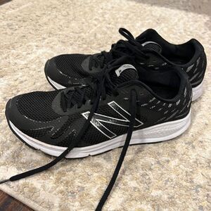 New Balance Vazee Urge v1 Running men’s size 11 in EUC have red wing inserts